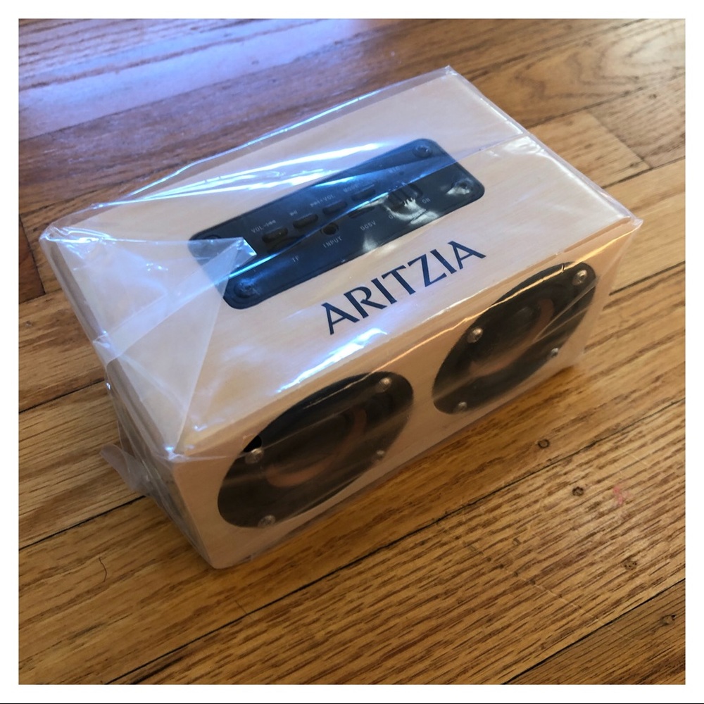 Aritzia Bluetooth Retro Portable Speaker Clientele